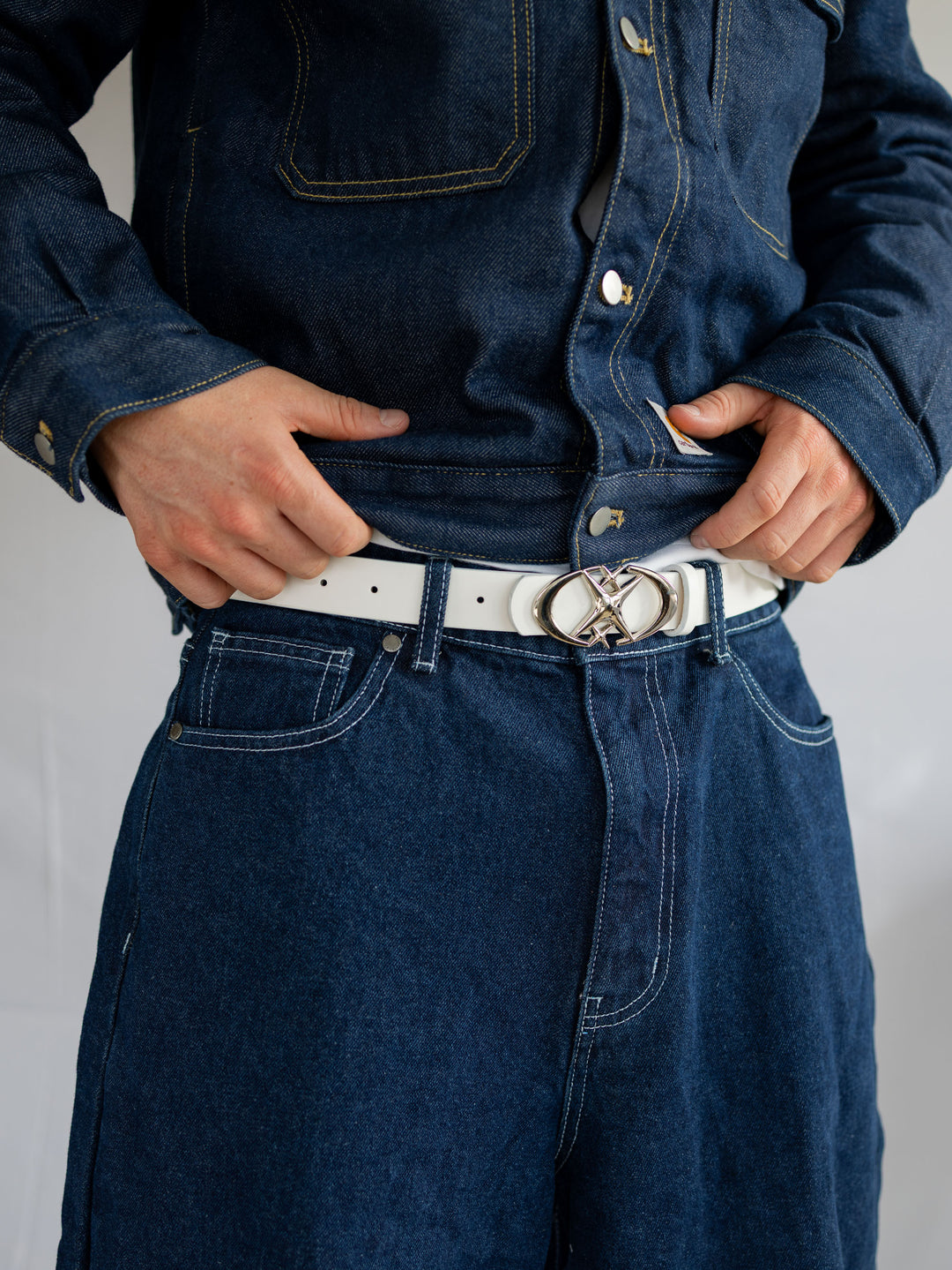 Ceinture à boucle chromée blanche