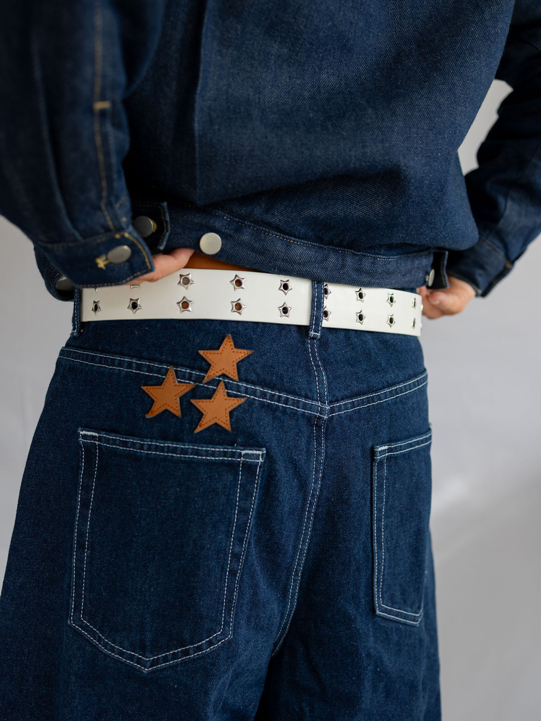 Ceinture à œillets noirs