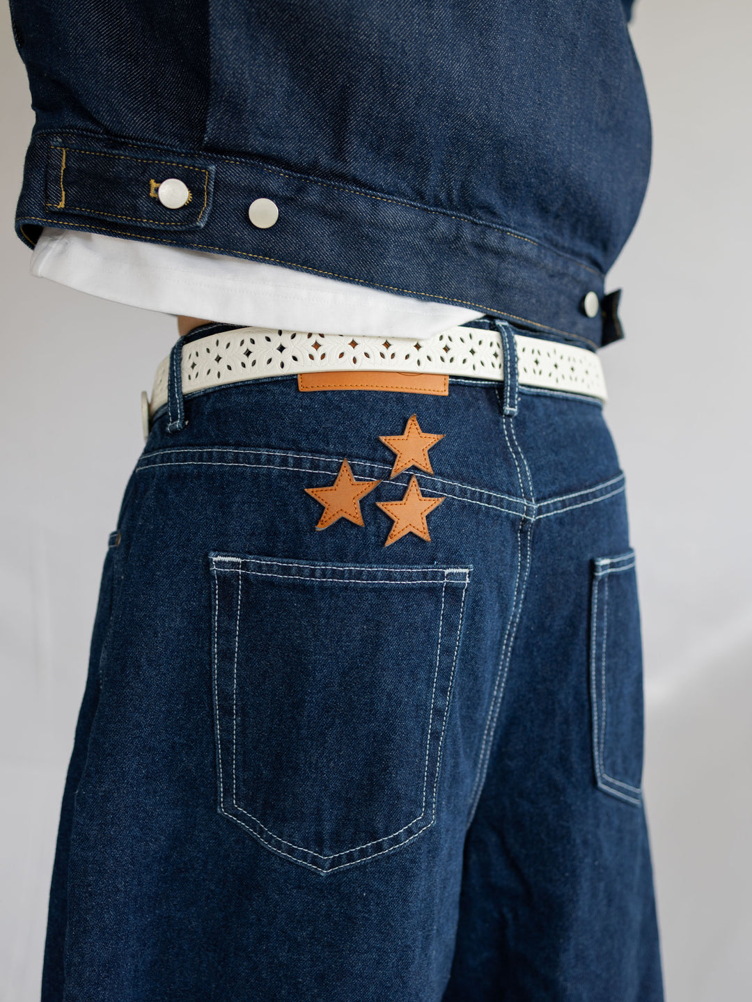 Ceinture en cuir noir gaufré