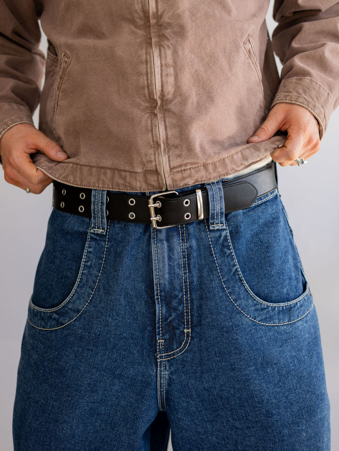 Ceinture à œillets noirs