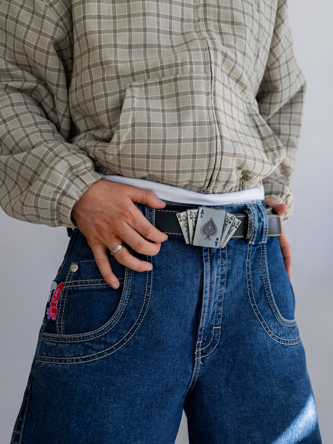 Ceinture noire à œillet unique