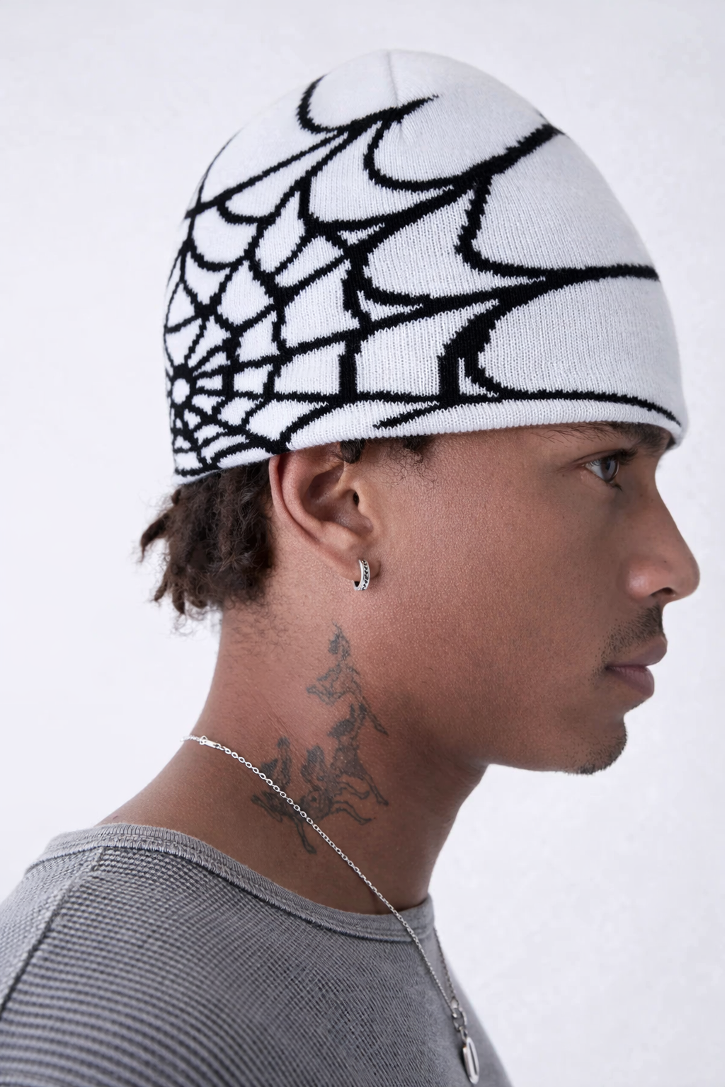 Bonnet blanc et noir grunge gothique à motif toile d'araignée, style années 2000
