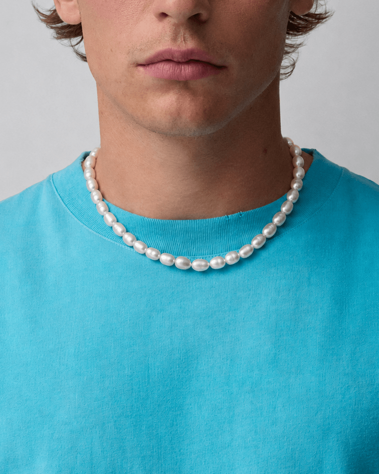 Rynor Belize Pearl Necklace – white pearl bead necklace, worn by a model