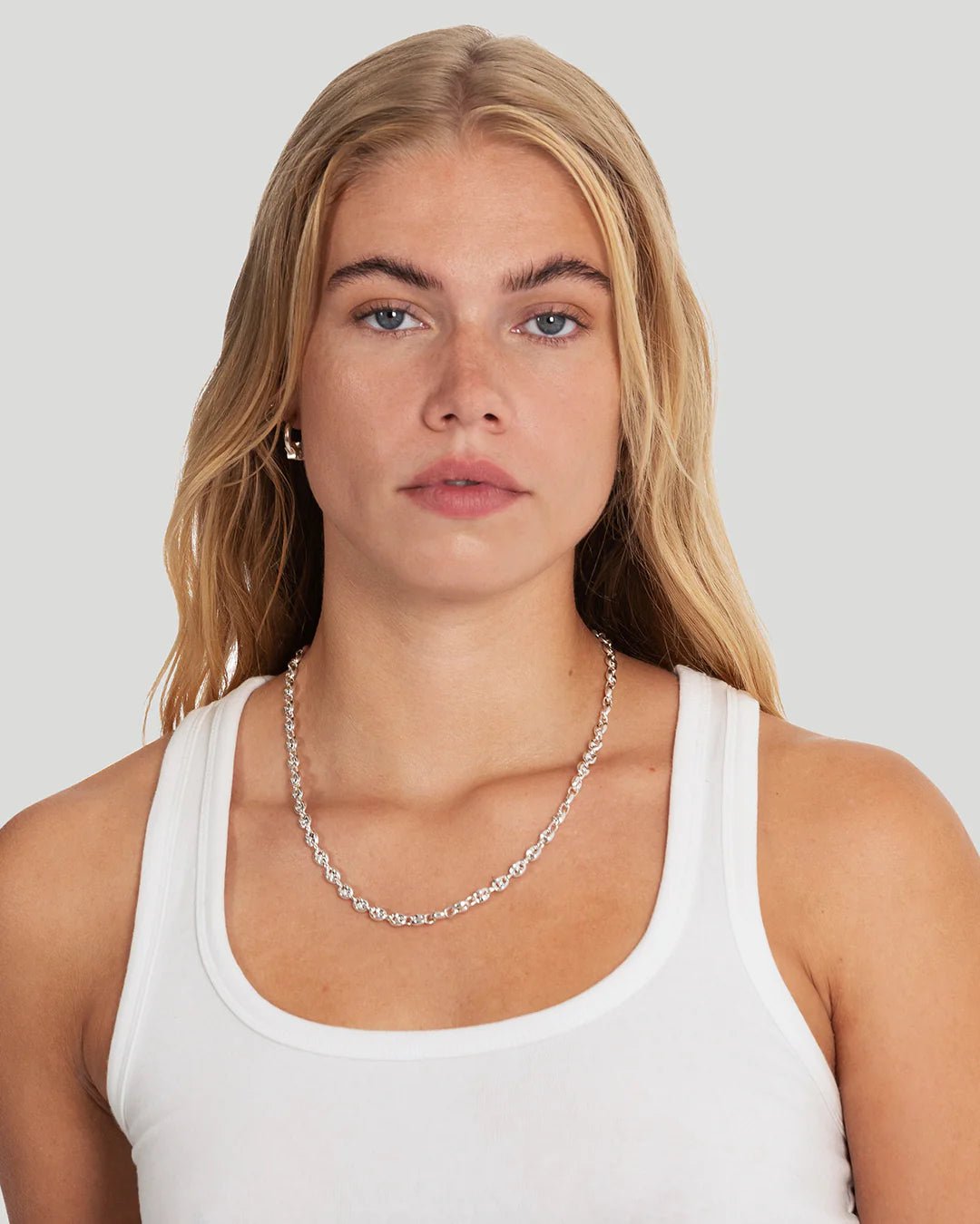 Rynor Calabrote Chain – silver oval link chain necklace, worn by a model