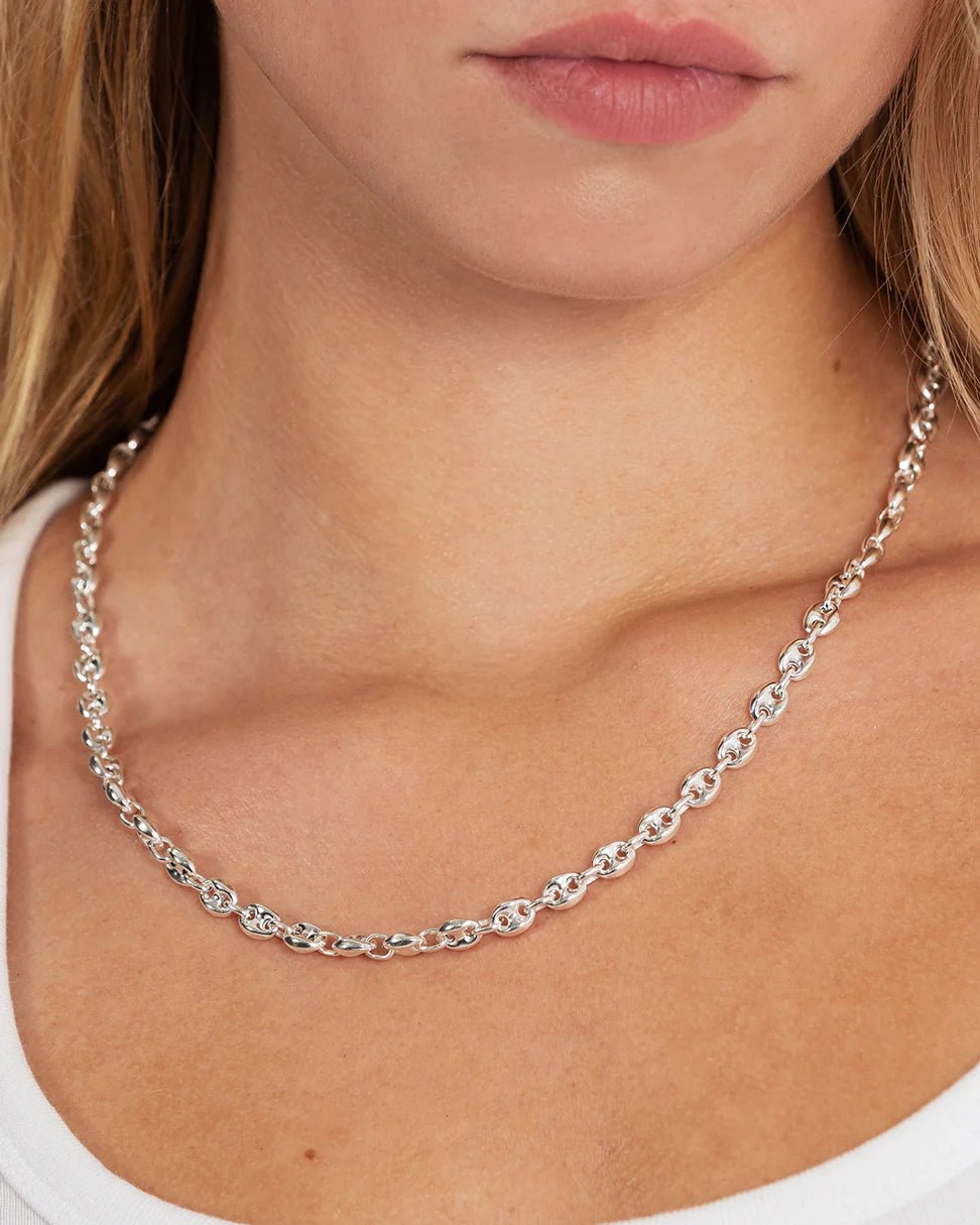 Rynor Calabrote Chain – silver oval link chain necklace, worn by a model