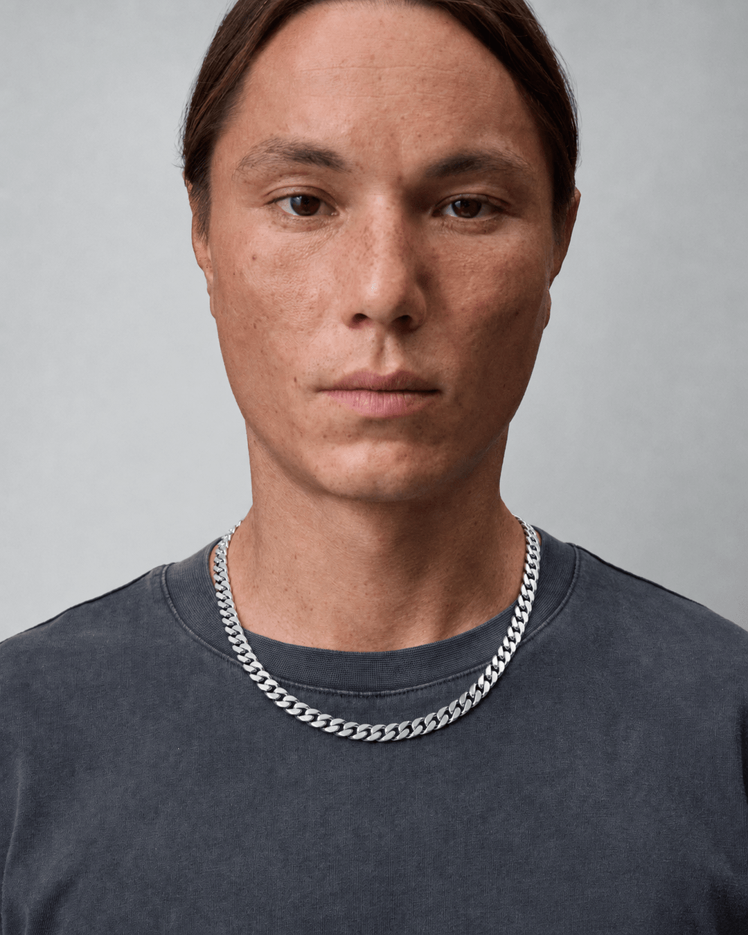 Rynor Curb Chain Necklace – silver stainless steel curb link chain necklace, worn by a model