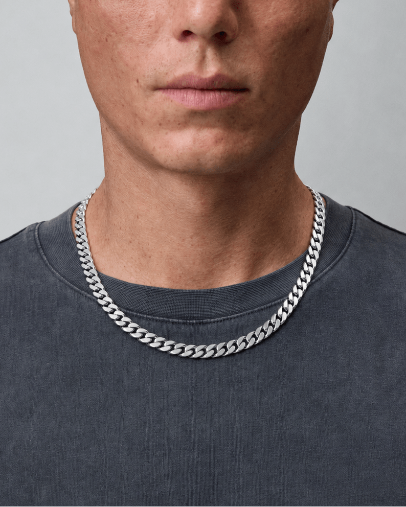 Rynor Curb Chain Necklace – silver stainless steel curb link chain necklace, worn by a model