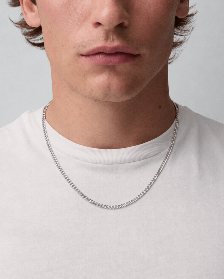Rynor Kelvin Chain – silver stainless steel curb link chain necklace, worn by a model