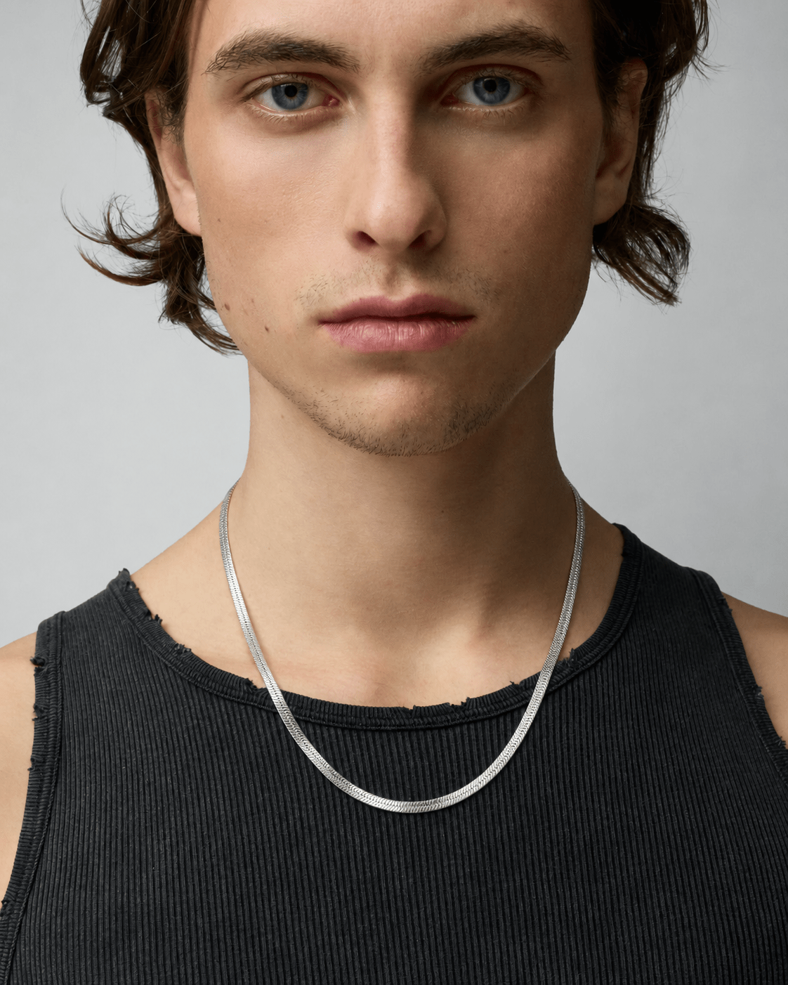 Rynor Silver Herringbone Necklace – silver flat herringbone chain necklace, worn by a model